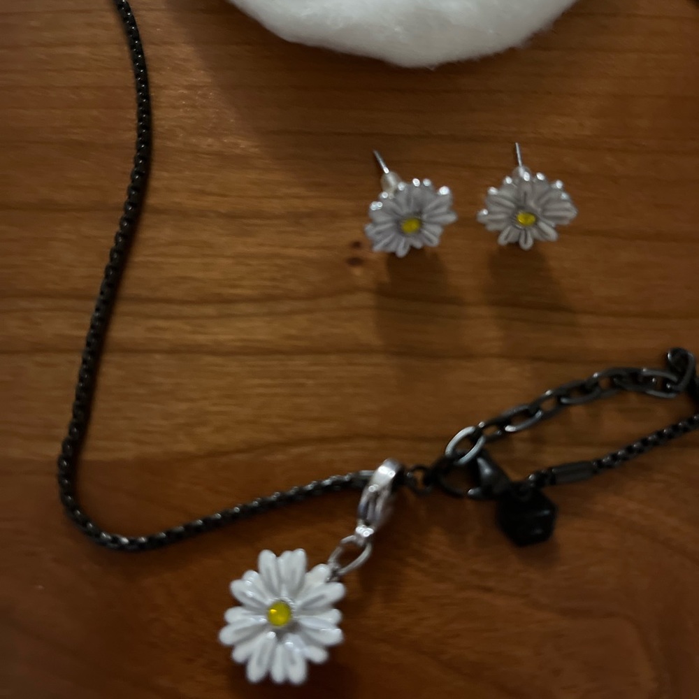 Daisy necklace and earrings set